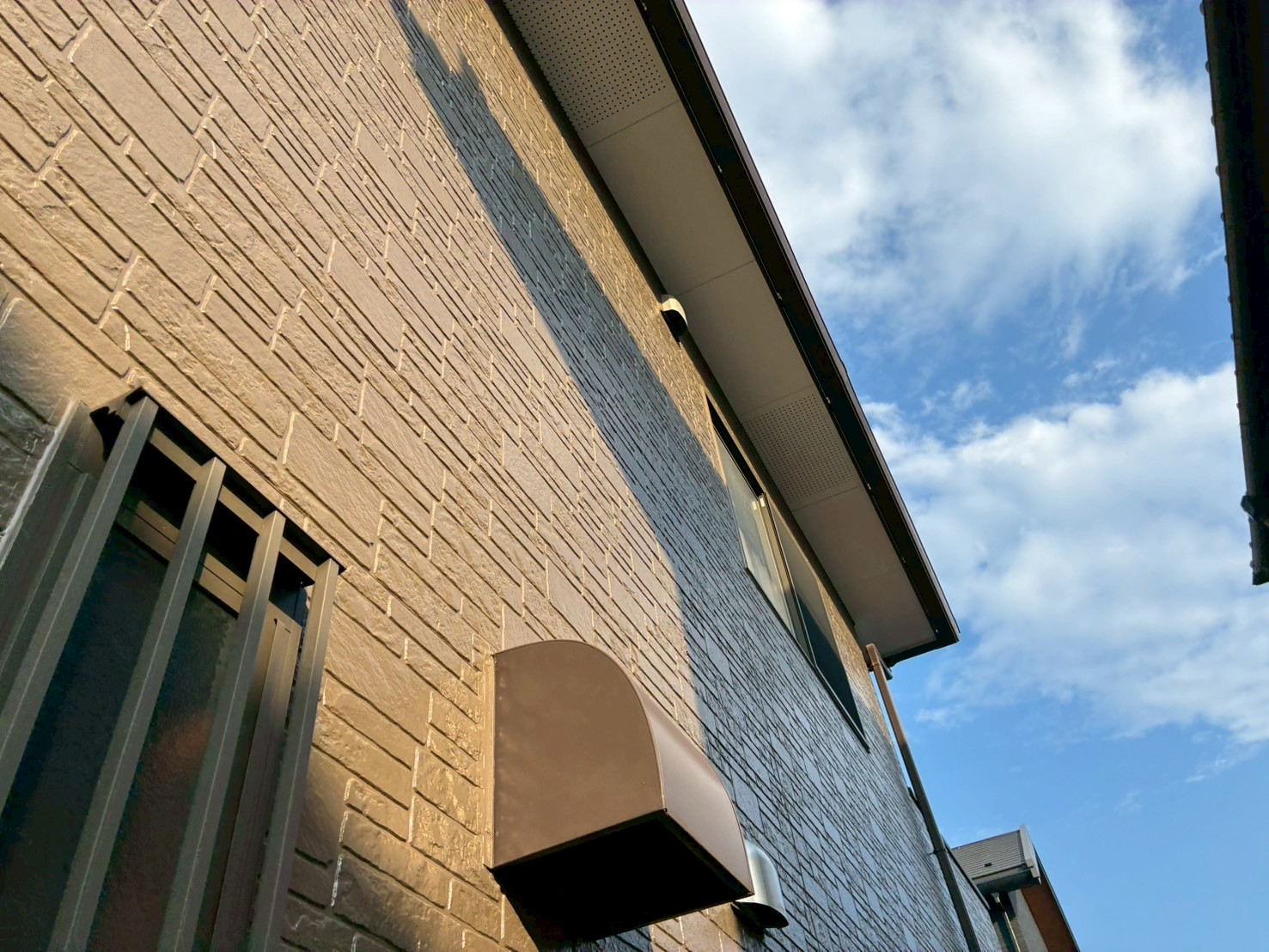 雨シミのない綺麗な屋根の軒天